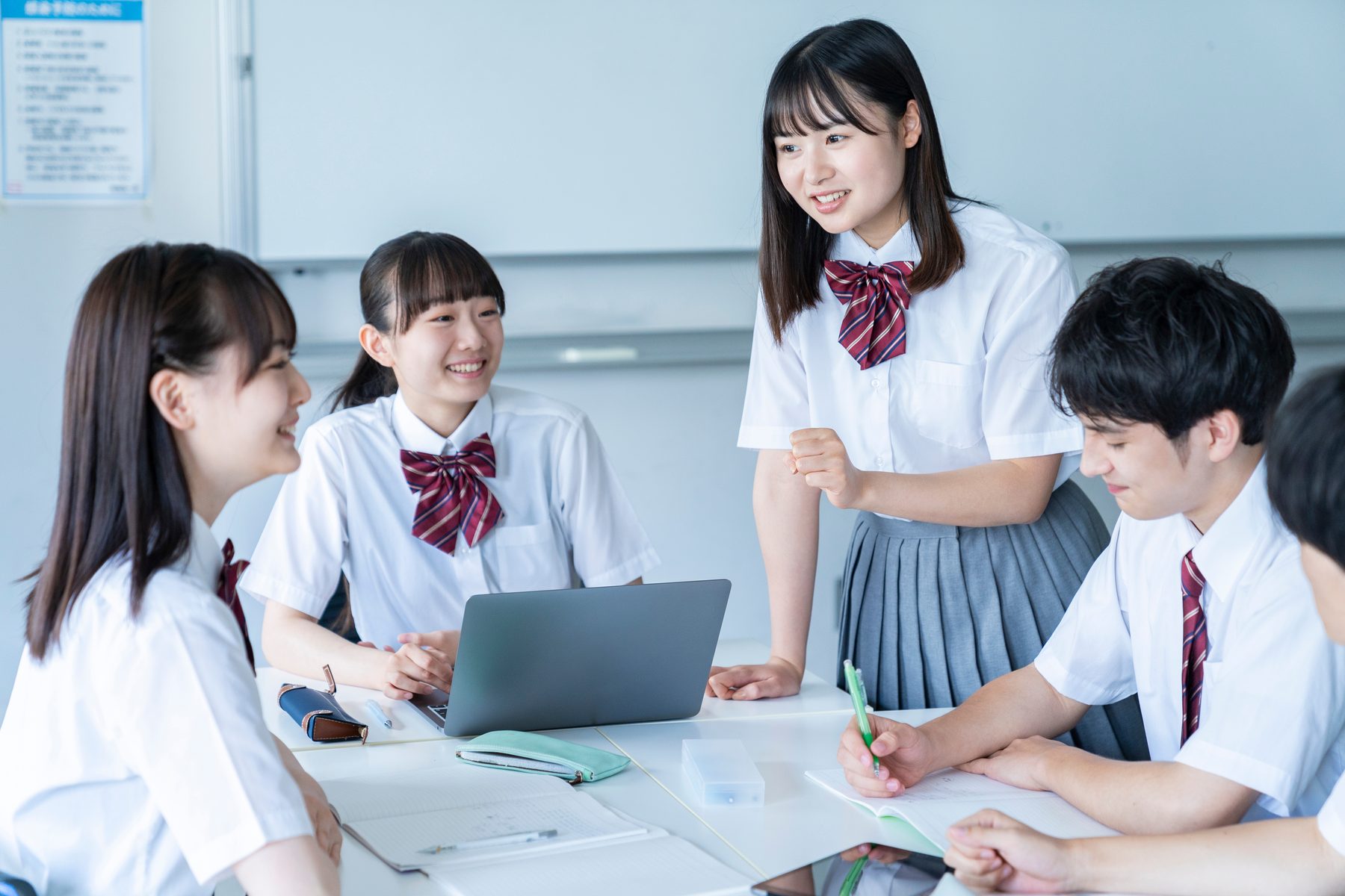 教室で協力して学ぶ高校生たち