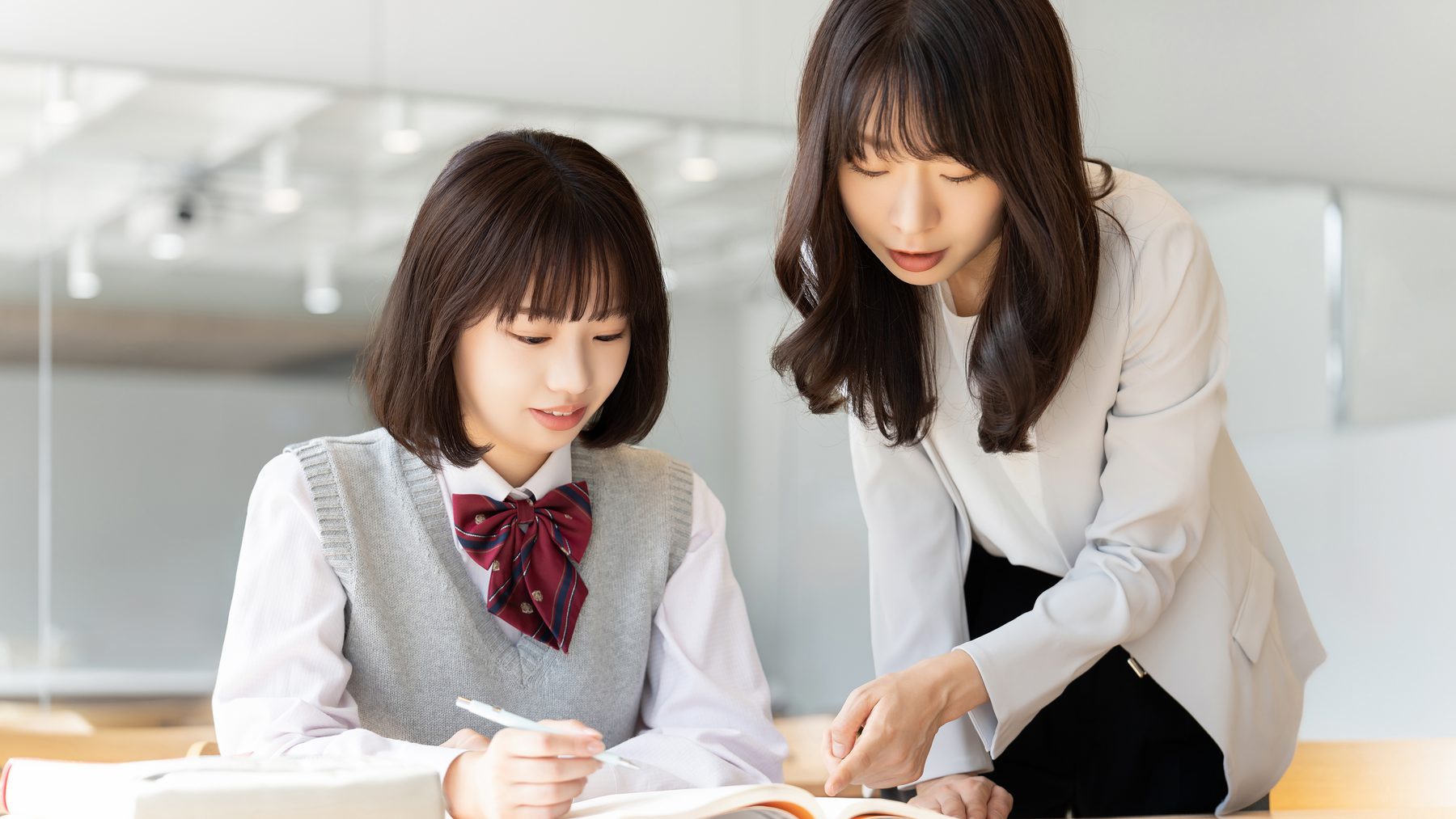 生徒の解答を確認する様子