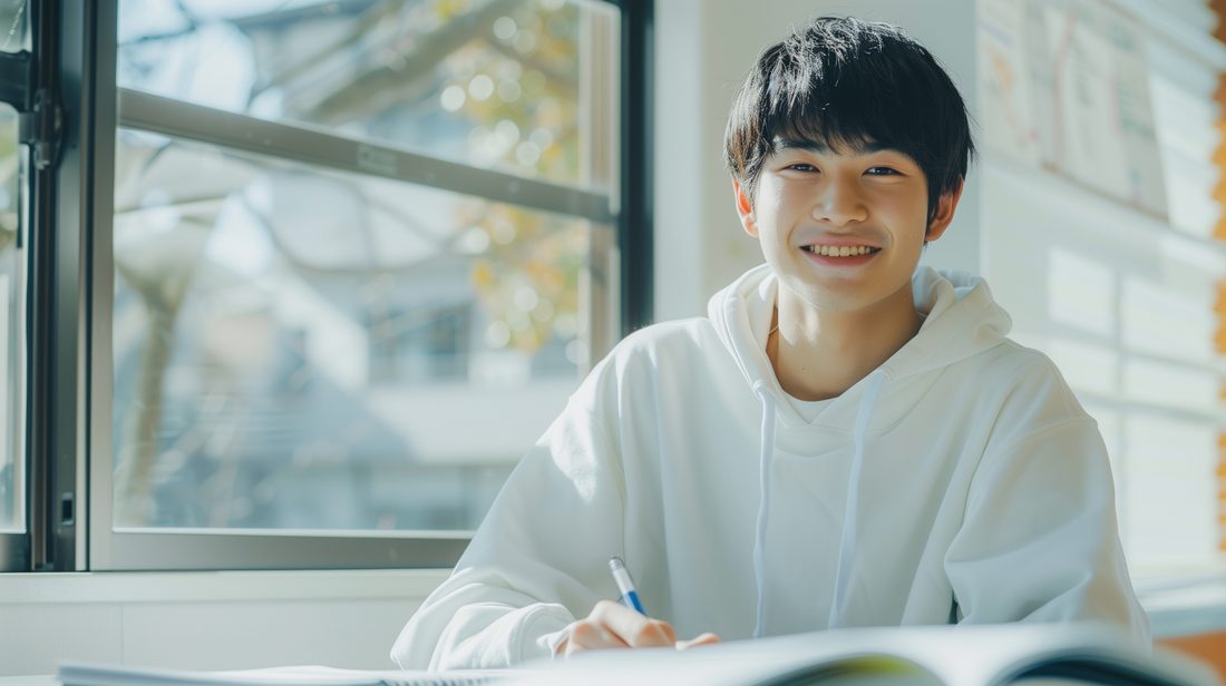 窓辺で学習する高校生