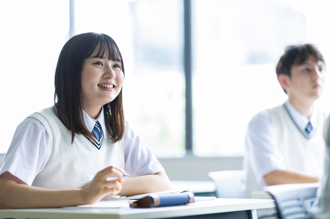 教室で学習する高校生